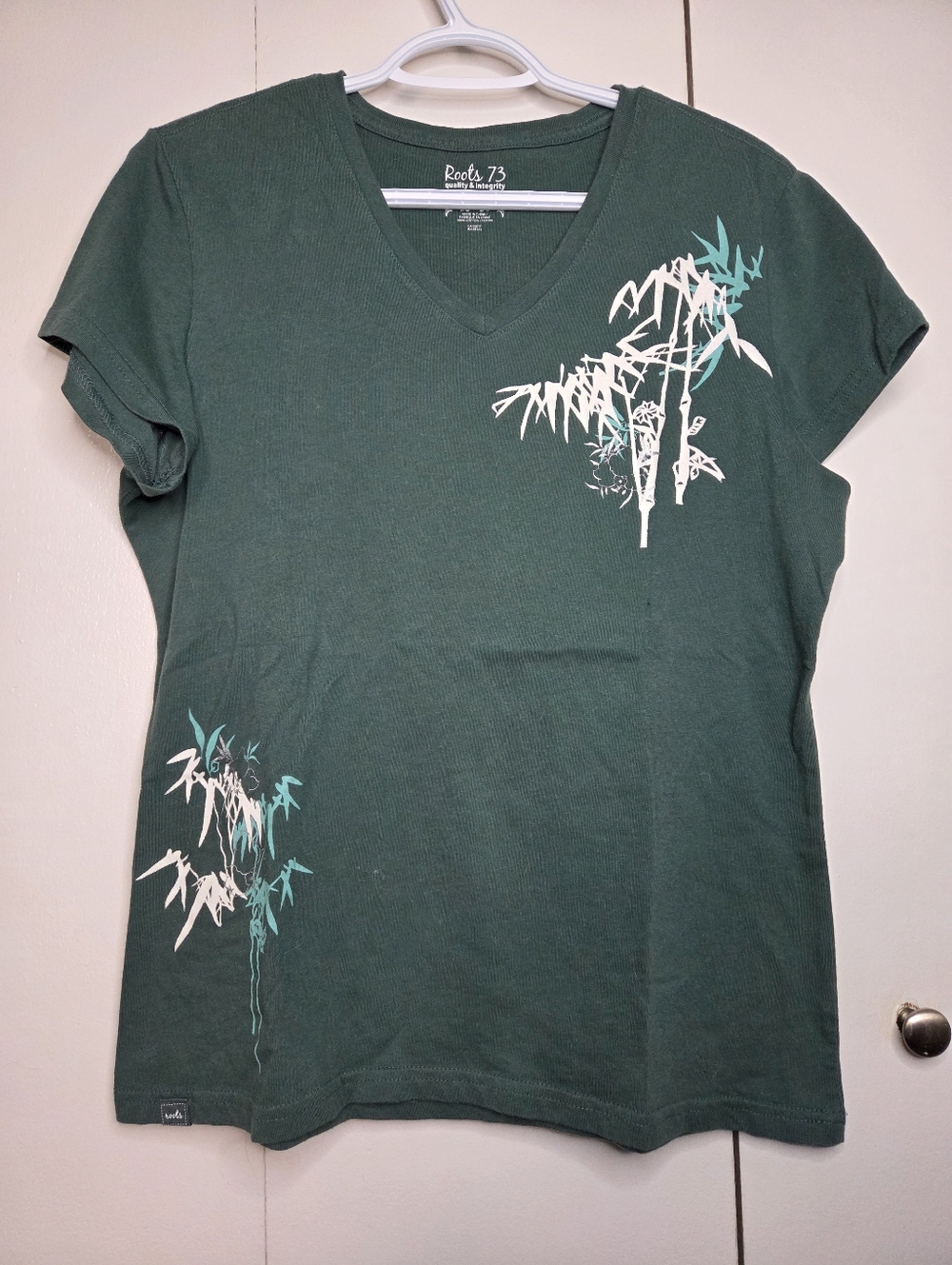 ☀️Roots 73 Women's L Deep Green V-Neck Short Sleeve Tee with Bamboo Design